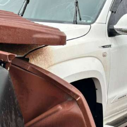 Amarok colidiu contra grades de empresa em Santa Izabel do Oeste