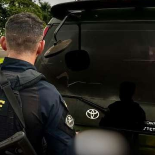 PRF recupera veículo roubado com placa paraguaia em Foz do Iguaçu. Foto: Divulgação/PRF