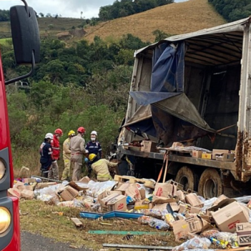 Caminhoneiro é resgatado após grave acidente na PR-562 em Coronel Vivida