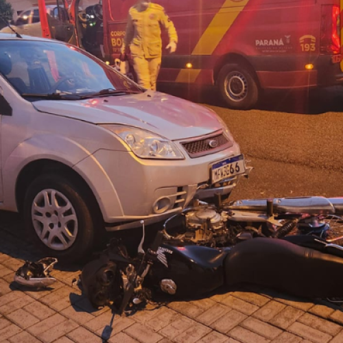 Colisão entre moto e carro no centro de Capanema. Foto: Roberto Munaretto