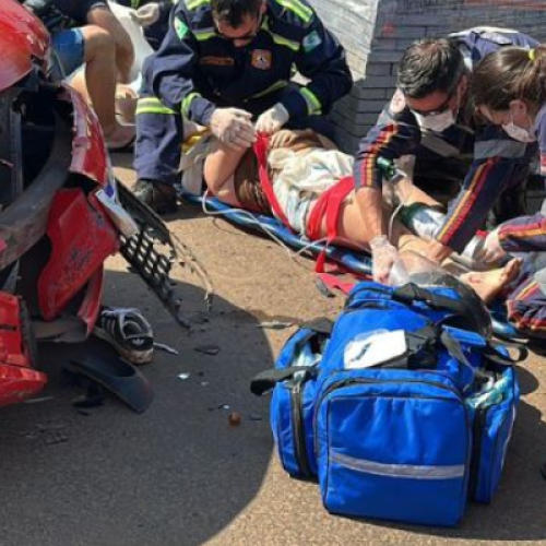 Duas jovens feridas: acidente em Santo Antônio do Sudoeste envolve carro e motocicleta