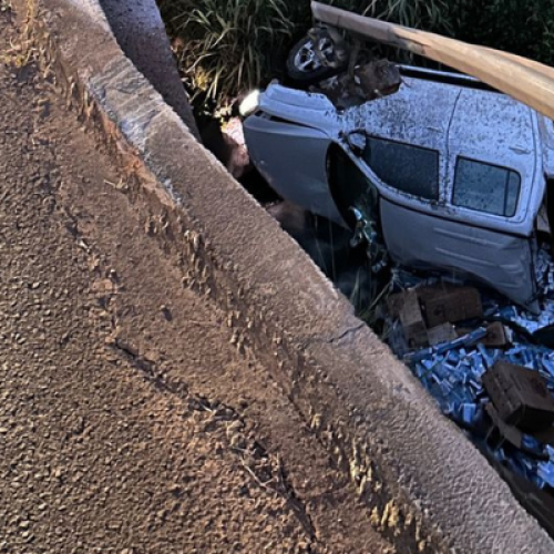 Amarok carregada com cigarros cai no rio durante fuga na BR-373