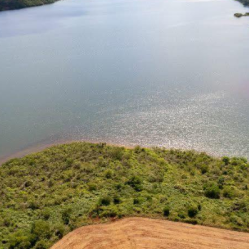 Barco vira no lago do Baixo Iguaçu com três pessoas a bordo