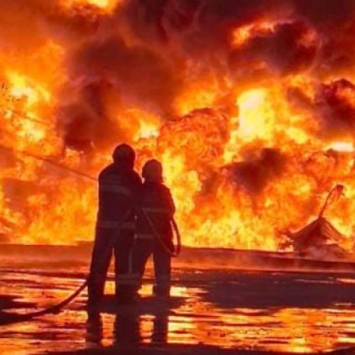 Incêndio em fábrica Effa Motors se espalha para galpão da Valfilm da Amazônia em Manaus