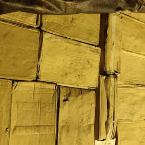 Caminhão com adesivo do DNIT é flagrado com contrabando de camarão e cigarros em Barracão