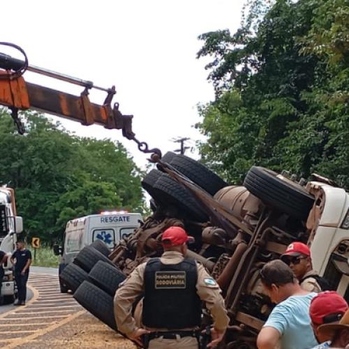 Resgate após caminhão tombar na PR-281