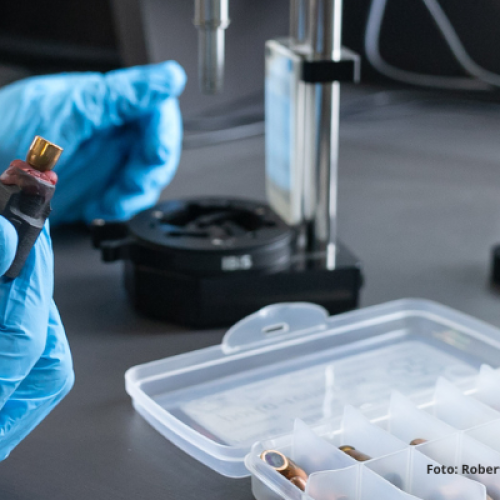 Peritos analisam projéteis em microscópio para compatibilidade balística. Foto: Roberto Diziura Jr./AEN
