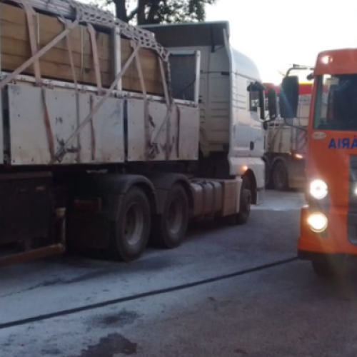 Defesa Civil controla incêndio em carreta na BR-163