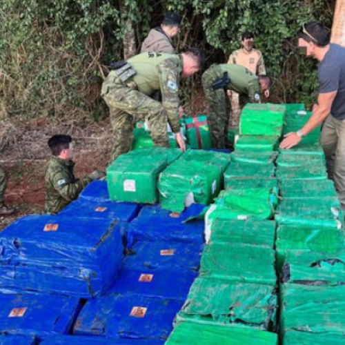 Mais de 8 toneladas de maconha são apreendidas pelo BPFRON e PF, em Altônia/PR