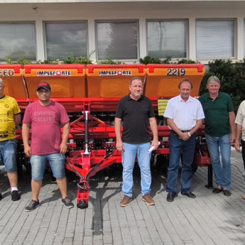 Entrega de plantadeira em Capanema reforça produção agrícola da comunidade Santa Clara