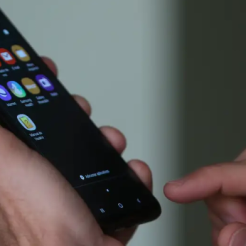 Veto ao celular nas escolas aumenta atenção no Brasil