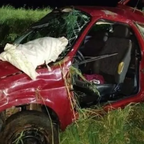 Mulher lançada de carro sobrevive a acidente em Barracão, na BR-163