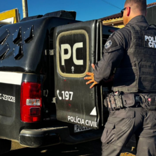 Policiais durante a Operação Narcos Sudoeste em cumprimento de mandados.