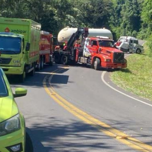 Operação de remoção durante interdição PR-182 próximo a Salgado Filho.
