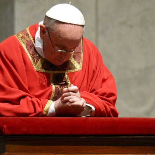 Papa Francisco Orando. Foto: Divulgação