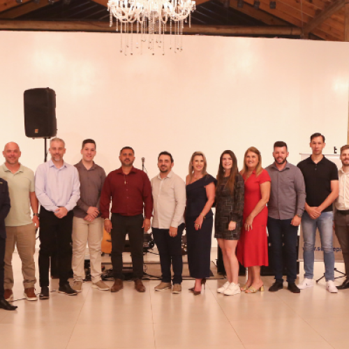 ACEC realiza jantar de encerramento e empossa diretoria 2026/2027; evento reúne empresários e autoridades.