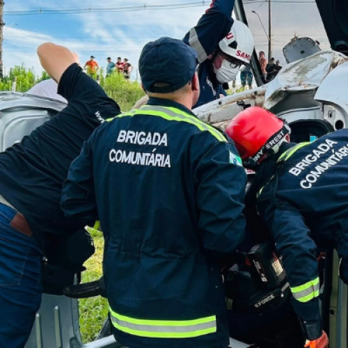 Samu e Brigada Comunitária no resgate do acidente Santa Izabel do Oeste.